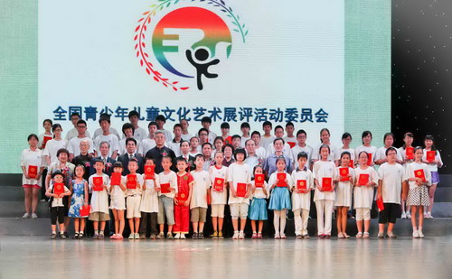 2、龍宇翔執(zhí)行主席向青少年書(shū)畫(huà)大賽的獲獎(jiǎng)選手頒獎(jiǎng)并合影留念.jpg