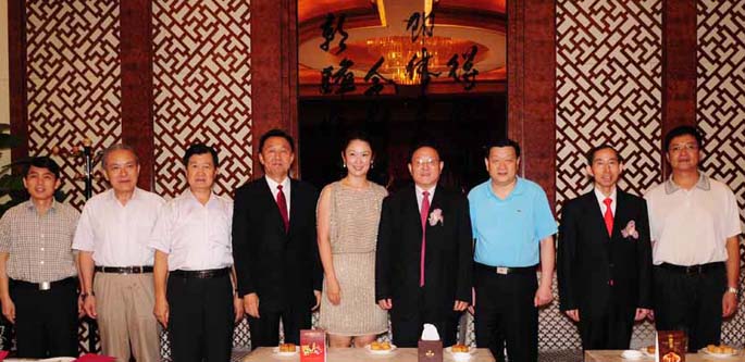 1、2012年9月9日晚,由中國國際文化傳播中心、中國愛心工作委員會(huì)支持,中國國際文化傳播中心深圳聯(lián)絡(luò)部和香港聯(lián)絡(luò)部、中