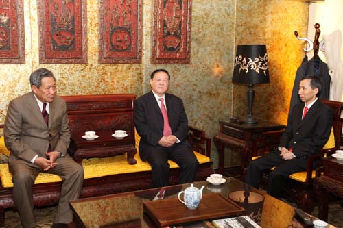 2、胡彥林、龍宇翔與披尼訪華團(tuán)就雙方共同關(guān)心的經(jīng)貿(mào)、文化、教育等領(lǐng)域的問(wèn)題進(jìn)行了廣泛交流。.jpg
