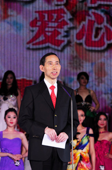 1、中國國際文化傳播中心執(zhí)行主席龍宇翔在2012年中國小姐大賽總決賽上致辭。.jpg