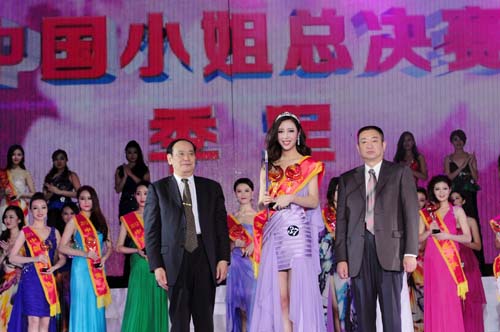 3、中國國際文化傳播中心秘書長戴述高和澳門中聯(lián)辦文化教育部部長劉曉航為獲獎選手頒獎。.jpg