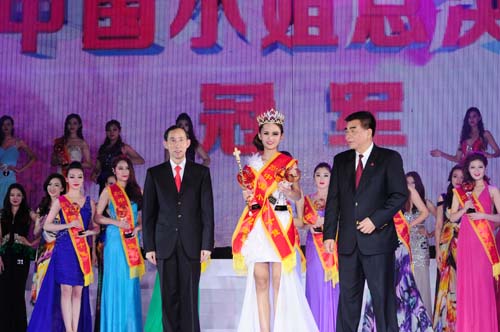 2、龍宇翔執(zhí)行主席和澳門中聯(lián)辦秘書長崔國潮為冠軍李楊曉青頒獎。.jpg