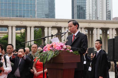 3、龍宇翔執(zhí)行主席受司馬義·鐵力瓦爾地主席委托在開幕式上講話.jpg
