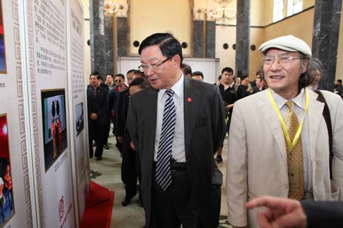 4、出席展覽會的領(lǐng)導(dǎo)和嘉賓們參觀展品。.jpg