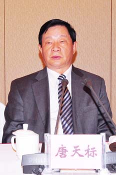 4、中國國際文化傳播中心第一副主席唐天標宣讀了上?偛款I(lǐng)導(dǎo)任職決定.jpg