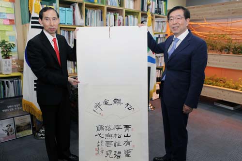 13、龍宇翔向首爾市市長樸元淳贈送書法作品。.jpg