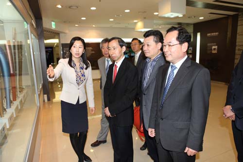 25、代表團來到三星集團總部參觀。.jpg