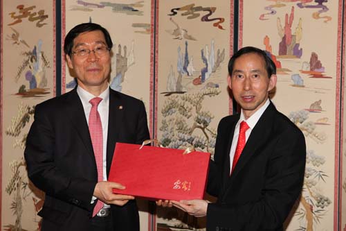 9、代表團會見韓國國會議員金長實,圖為龍宇翔向金長實贈送紀念品。.jpg