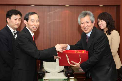 21、龍宇翔向嚴基永理事長贈送紀念品。.jpg