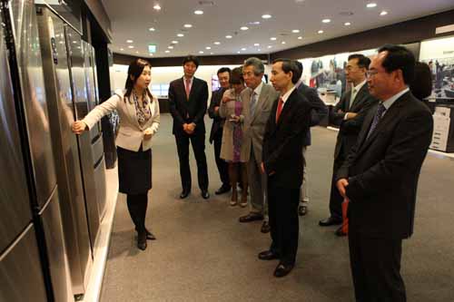 26、代表團參觀三星集團新產(chǎn)品展覽館。.jpg