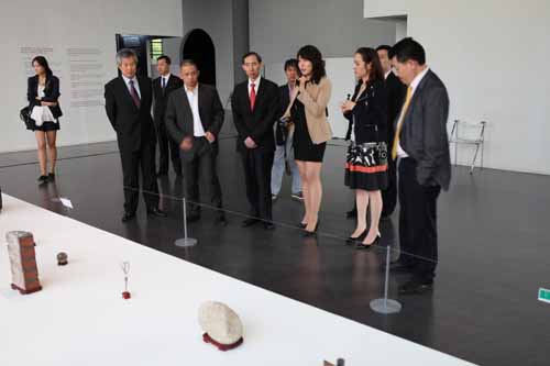 27、代表團在韓方人士陪同下參觀京畿道當代藝術(shù)博物館.jpg