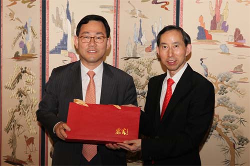 8、代表團會見韓國國會議員朱豪英,圖為龍宇翔向朱豪英贈送紀念品。.jpg