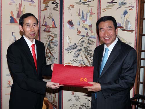 5、龍宇翔會見韓國民主黨國會院內(nèi)代表李康來,圖為龍宇翔向李康來贈送紀念品。.jpg