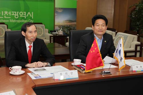 15、龍宇翔與宋永吉市長就文化、教育、科技等方面的問題進行了會談。.jpg