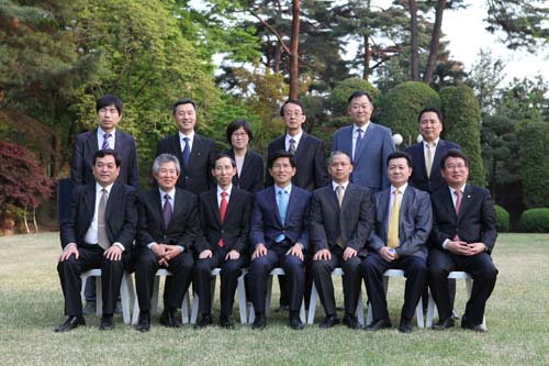 10、韓國京畿道金文洙知事與代表團親切交流后合影留念。.jpg
