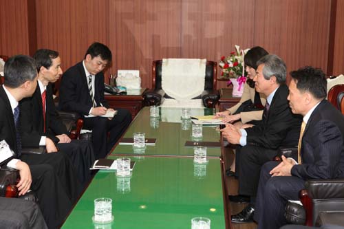 20、代表團與京畿道文化財團理事長嚴基永舉行會談。.jpg
