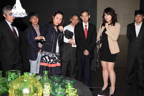 28、代表團參觀京畿道博物館的展品。.jpg