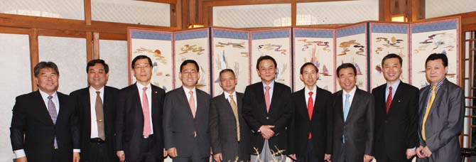 3、韓國國會前副議長洪思德與代表團進行了友好會談并合影留念。.jpg