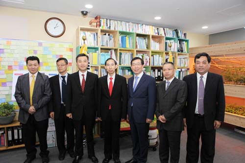 12、5月9日下午,代表團與首爾市市長樸元淳在市長辦公室舉行會談,會談結(jié)束后合影留念。.jpg