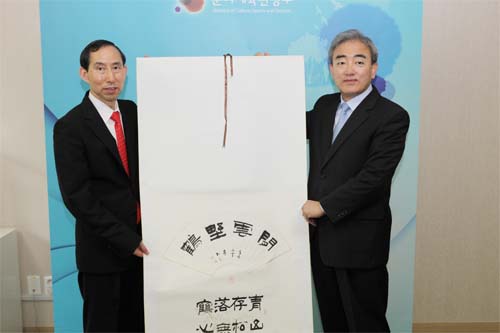 7、會談結(jié)束后,龍宇翔向劉震龍部長贈送書法作品。.jpg