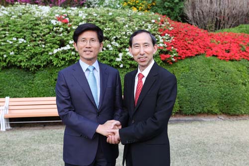 11、龍宇翔與韓國京畿道知事金文洙親切握手。.jpg
