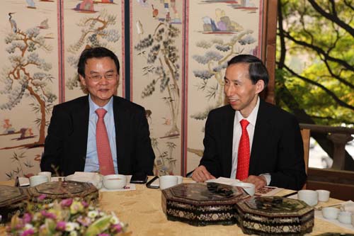 4、龍宇翔與韓國國會前副議長洪思德親切會見并交談。.jpg