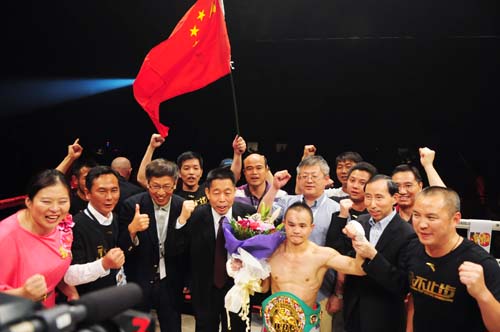 1 中國國際文化傳播中心執(zhí)行主席龍宇翔為“小巨人”熊朝忠頒獎(jiǎng)---龍人攝.jpg