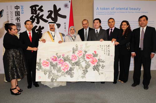 2、開幕式上,中國國際文化傳播中心執(zhí)行主席龍宇翔向巴林王國國王慰問謝赫伊卜拉欣贈送書畫作品。.jpg