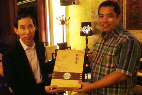 2、龍宇翔執(zhí)行主席向泰國文化部長頌他雅贈送紀(jì)念品。.jpg
