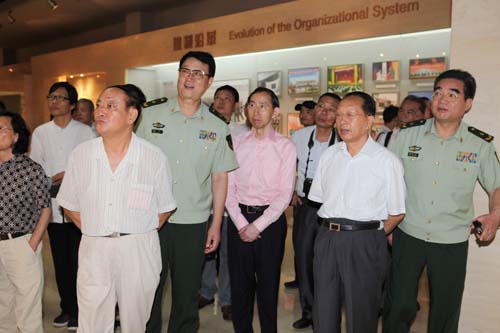 5、中國國際文化傳播中心領導和書畫藝術家參觀武警特警學院榮譽室。.jpg