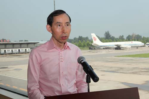 3、龍宇翔執(zhí)行主席代表中國國際文化傳播中心和中國書畫藝術委員會向武警特警學院的官兵致以節(jié)日的祝賀。.jpg