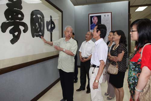 6.邵華澤世界風(fēng)情攝影展開展后,廣受觀眾好評(píng)。_9403.jpg
