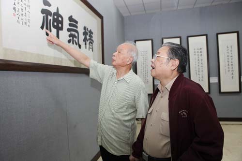 7.邵華澤世界風(fēng)情攝影展于8月22日在軍事博物館正式展出,吸引了眾多觀眾。_9369.jpg