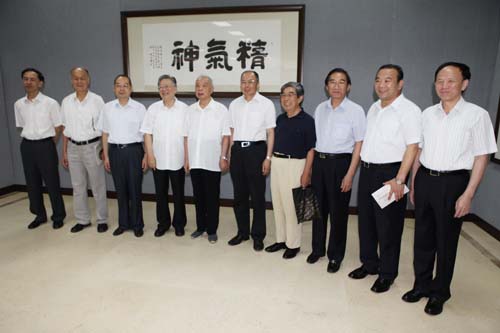 2.展覽吸引了許多觀眾駐足觀看。_9359.jpg