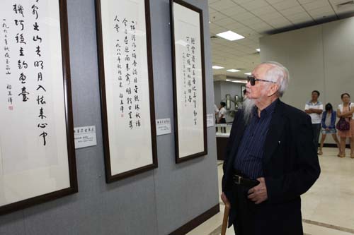4.邵華澤陪同著名書法家李鐸觀看展覽。_9319.jpg