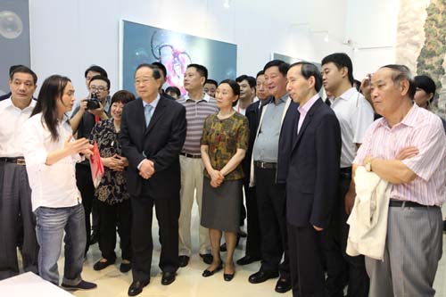 2、2013年9月12日,“舒勇和他的社會(huì)”作品展在湖南舉行,第十屆全國政協(xié)副主席張懷西、中國國際文化傳播中心唐天標(biāo)等領(lǐng)