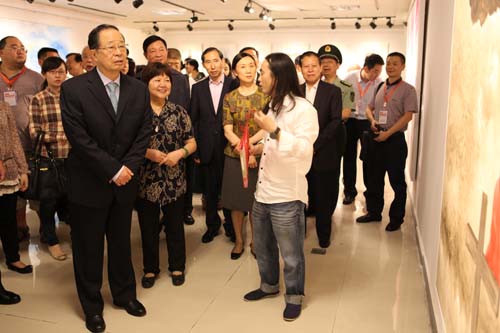 1、2013年9月12日,“舒勇和他的社會(huì)”作品展在湖南舉行,第十屆全國政協(xié)副主席張懷西、中國國際文化傳播中心唐天標(biāo)等領(lǐng)
