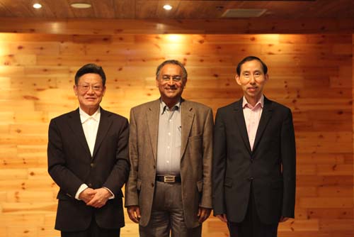 中國國際文化傳播中心副主席沙祖康(左)、執(zhí)行主席龍宇翔(右)在北京會見了來華訪問的聯(lián)合國副秘書長賈揚塔•達納