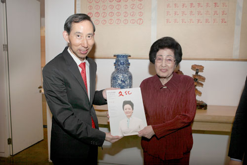 3、中國國際文化傳播中心執(zhí)行主席龍宇翔向韓國金大中夫人李姬鎬《文化》雜志。.jpg