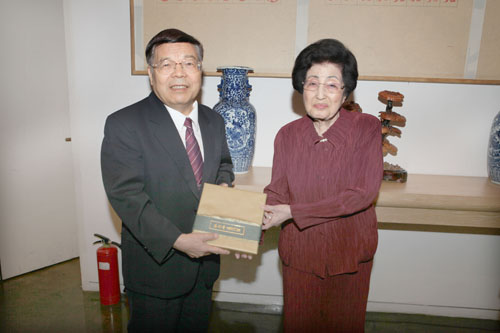 2、韓國金大中夫人李姬鎬向中國國際文化傳播中心副主席張黎贈(zèng)送紀(jì)念品。.jpg
