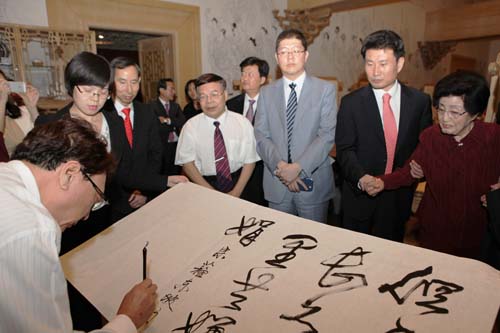 4、書法家現(xiàn)場為到訪的韓國客人揮毫潑墨。.jpg