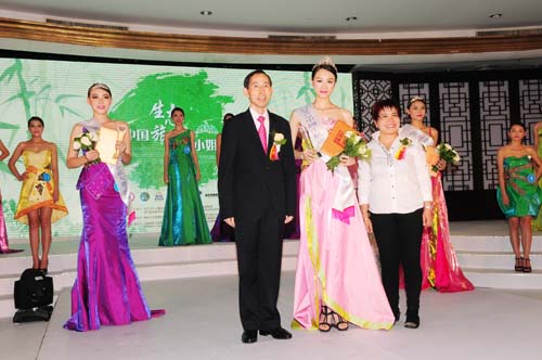 3、中國國際文化傳播中心執(zhí)行主席龍宇翔,澳門青年生態(tài)旅游協(xié)會會長黃小玲向向冠軍包琪頒獎。.jpg