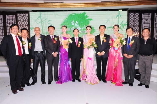 4、出席總決賽的嘉賓與獲獎佳麗合影。.jpg