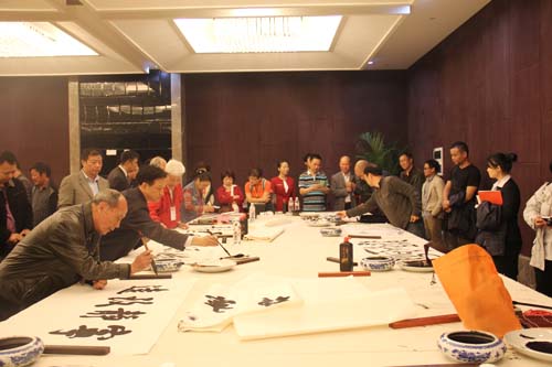 4、書畫家們現(xiàn)場揮毫潑墨。.jpg