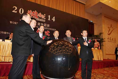 2、出席儀式的領導和嘉賓們正式啟動大賽。.jpg