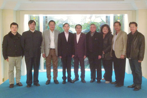 2、會談結(jié)束后,中心領(lǐng)導(dǎo)與外賓合影留念。.jpg