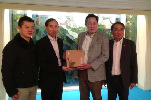 1、龍宇翔執(zhí)行主席向來華訪問的泰國參議院體育常務(wù)委員會主席札藍(lán)·志英日榮贈送紀(jì)念品。.jpg