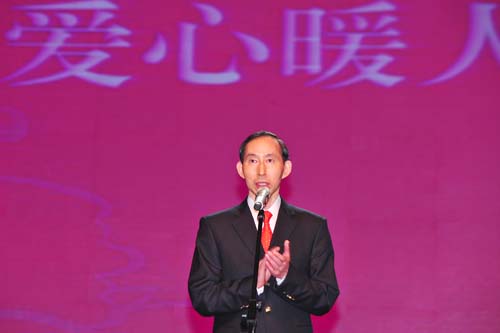 1、12月3日,2013國際殘疾人日主題演出《共享中國夢 愛心暖人間》在京舉辦,中國國際文化傳播中心執(zhí)行主席、中國愛心工