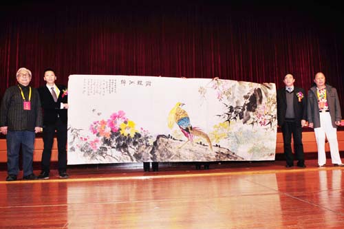 6、中國書畫藝術委員會藝術家向東南聯(lián)絡部贈送書畫作品.jpg