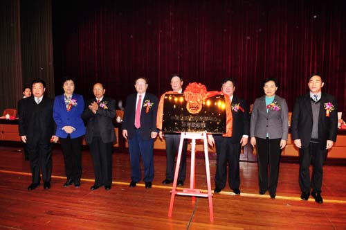 4、中國國際文化傳播中心第一副主席唐天標、副主席胡彥林、喻林祥,福建省副省長李紅、人大副主任劉群英等領導為東南聯(lián)絡部揭牌